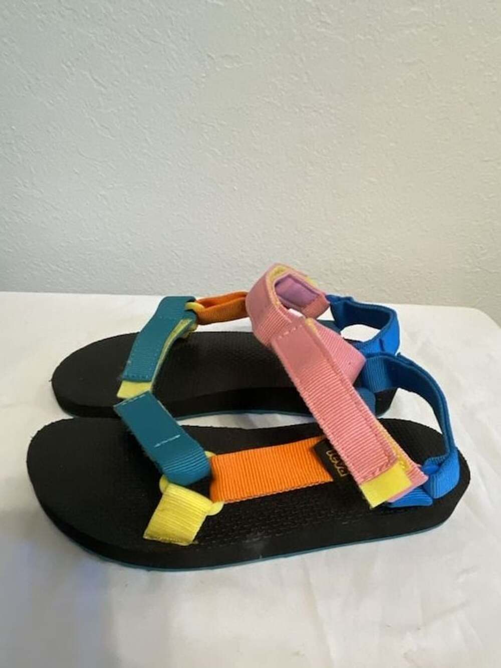 Teva Youth Original Universal Sandal 90s 
Color block
Multi color
Strap